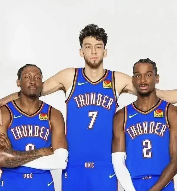 利物浦官网仅放萨拉赫抢圈训练图，未展示其与队友拥抱镜头（利物浦官网仅公布萨拉赫抢圈训练照片，未公开其与队友拥抱画面）