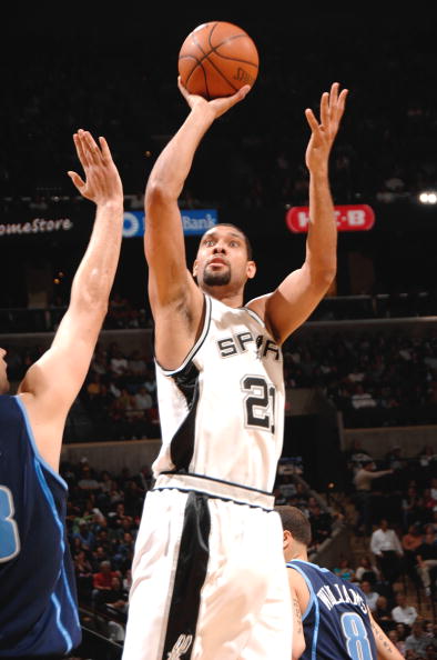 刘璇陪5岁女儿练体操，手持长棍严厉还疲惫，住300平豪宅又大又乱（刘璇陪5岁女儿练体操，手持长杆严厉带训显疲态，300平豪宅宽敞却杂乱）