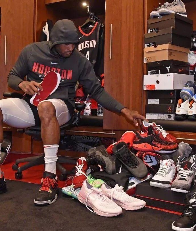 记者：曼联和切尔西有意桑德兰中场萨迪基，蓝军已经询价（记者：切尔西已询价桑德兰中场萨迪基，曼联也在关注）